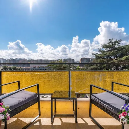 The Train בית הארחה